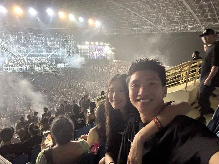 Văn Hậu đưa Hải My về thăm quê, nắm tay nàng đi từ khán đài đến liveshow-3