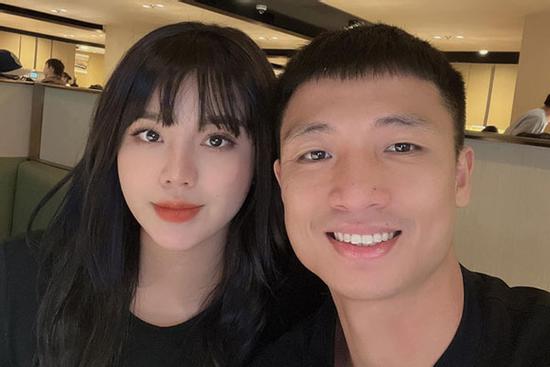 Vợ Bùi Tiến Dũng đính chính tin không mở cửa cho chồng vào nhà