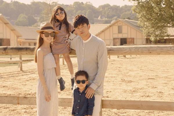 Nam ca sĩ cầu hôn nữ quản lý sau 16 năm đồng hành-7