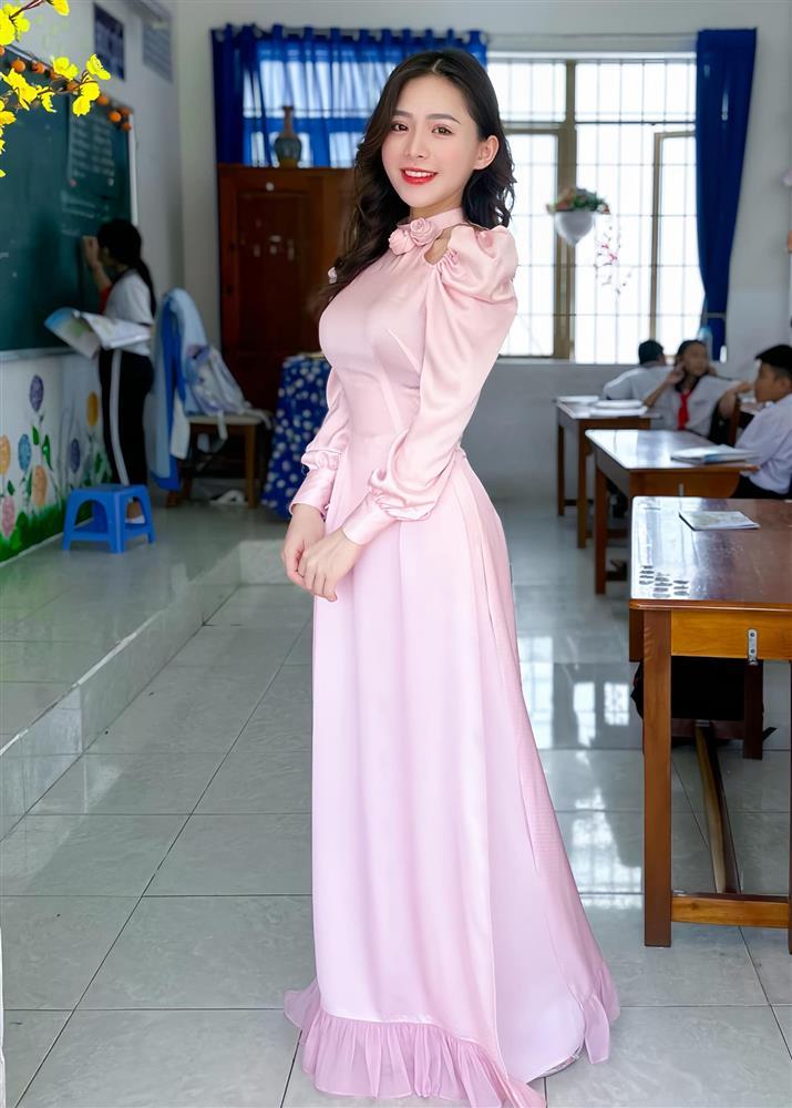 Cô giáo GenZ tự thiết kế áo dài, xúng xính đến lớp mỗi ngày-3