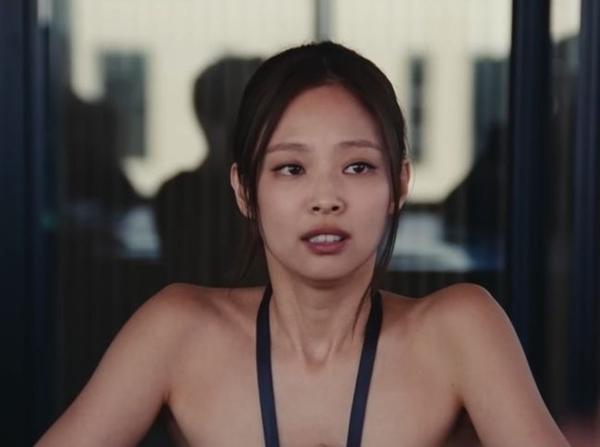 Con gái Johnny Depp đóng cảnh 18+ phản cảm, Jennie (BlackPink) được khen-2