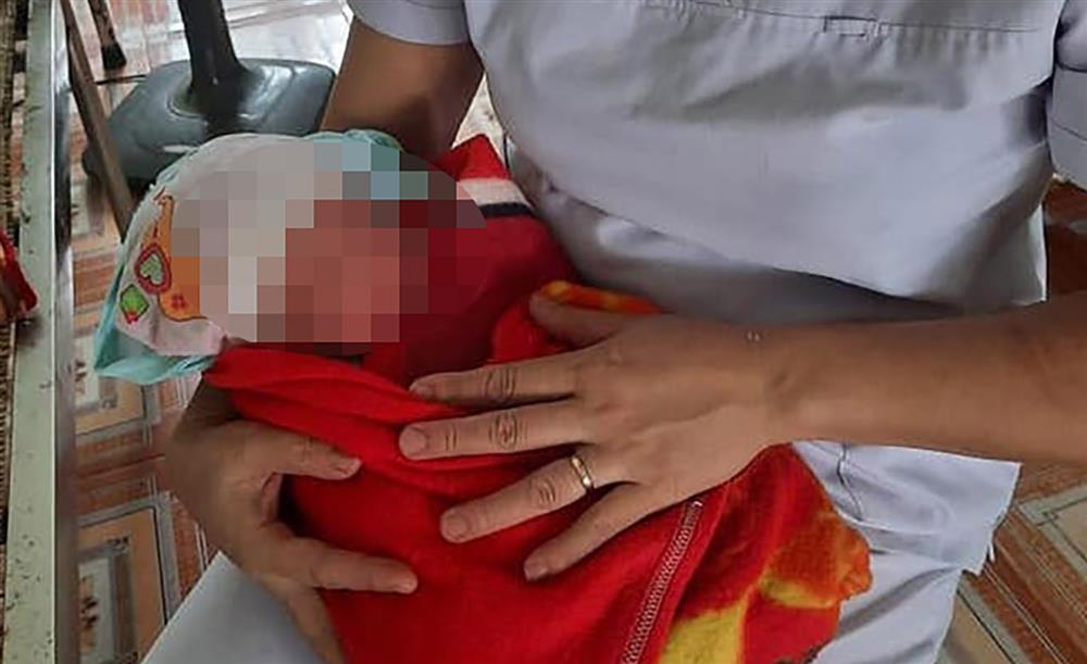 Vụ bỏ rơi bé sơ sinh dưới chân cầu, người mẹ trẻ đến xin nhận lại con-1