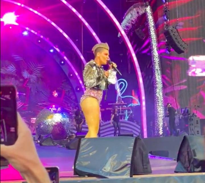 Nữ ca sĩ sốc khi fan cuồng ném tro cốt của mẹ lên sân khấu-1