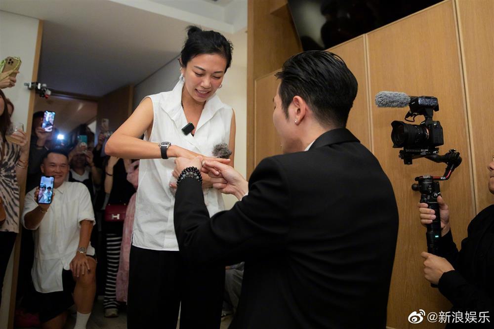 Nam ca sĩ cầu hôn nữ quản lý sau 16 năm đồng hành-2