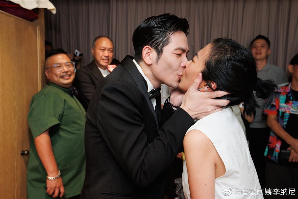 Nam ca sĩ cầu hôn nữ quản lý sau 16 năm đồng hành-3