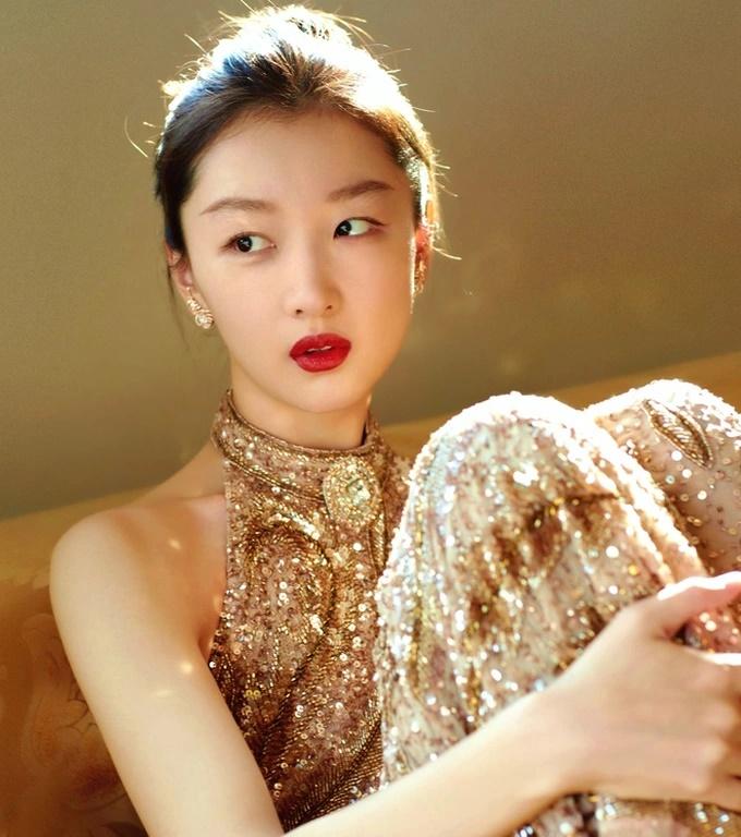 Nàng thơ của Trương Nghệ Mưu gây bất ngờ với hình ảnh bán khỏa thân-4