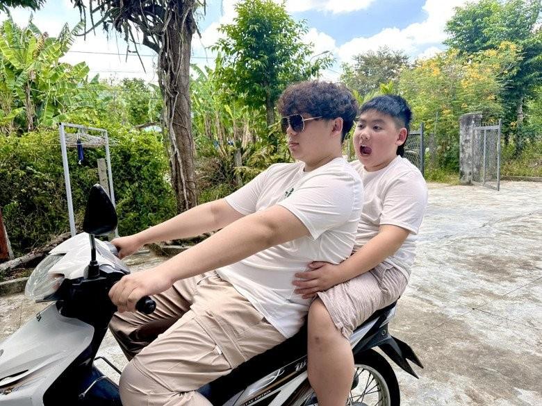 3 con Bằng Kiều lần đầu về Việt Nam: Lạ lẫm khi nhìn xe máy, thấy trâu ăn cỏ cũng check-in-4