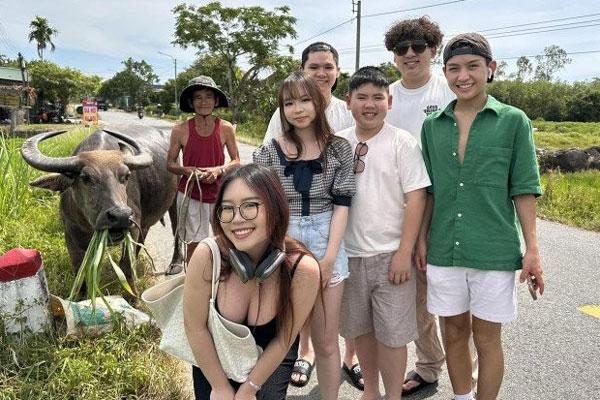 Con trai út Bằng Kiều mới 2 tuổi, đi hát cùng bố đã được lì xì cả xấp tiền-9