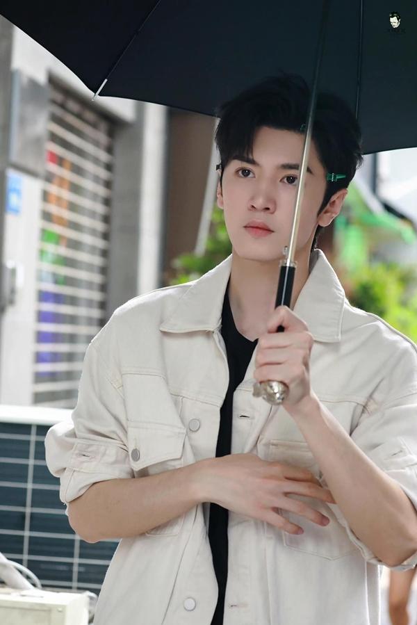 Mỹ nam tăng nửa triệu fan trong 7 ngày nhờ vai diễn gây tranh cãi-4