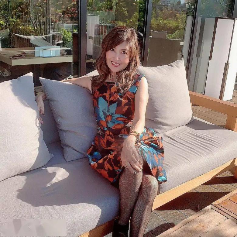 Cụ bà 72 tuổi sống trong hình hài tuổi 40, nhìn da lẫn tóc, công nghệ thẩm mỹ phải chào thua-11