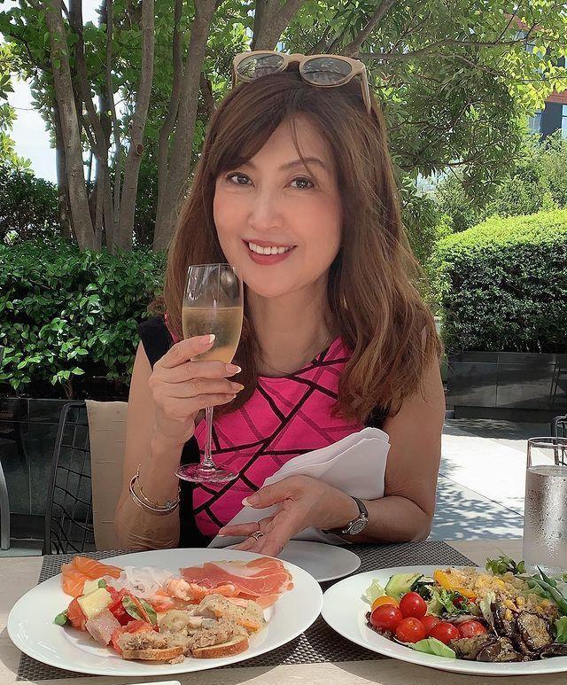 Cụ bà 72 tuổi sống trong hình hài tuổi 40, nhìn da lẫn tóc, công nghệ thẩm mỹ phải chào thua-7