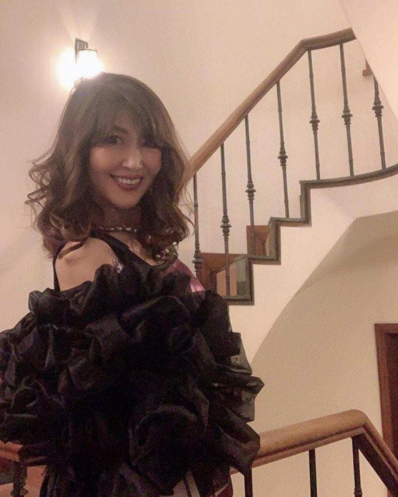 Cụ bà 72 tuổi sống trong hình hài tuổi 40, nhìn da lẫn tóc, công nghệ thẩm mỹ phải chào thua-8