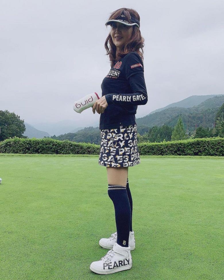 Cụ bà 72 tuổi sống trong hình hài tuổi 40, nhìn da lẫn tóc, công nghệ thẩm mỹ phải chào thua-9