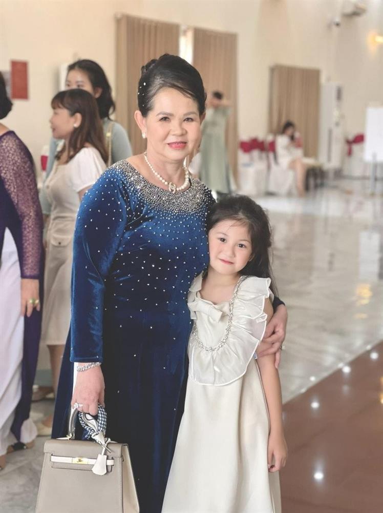 Bị sưng mông trước thềm đám cưới vú em, Đoàn Di Băng mặc giản dị nhưng nhìn xuống tay ai nấy tá hỏa-8