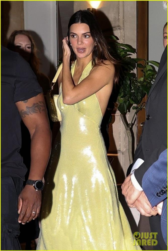 Kendall Jenner diện đầm hở lưng gợi cảm đi ăn tối cùng Gigi Hadid-2