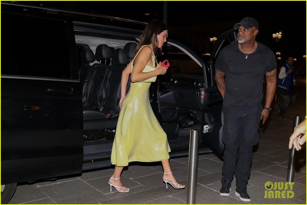Kendall Jenner diện đầm hở lưng gợi cảm đi ăn tối cùng Gigi Hadid-6