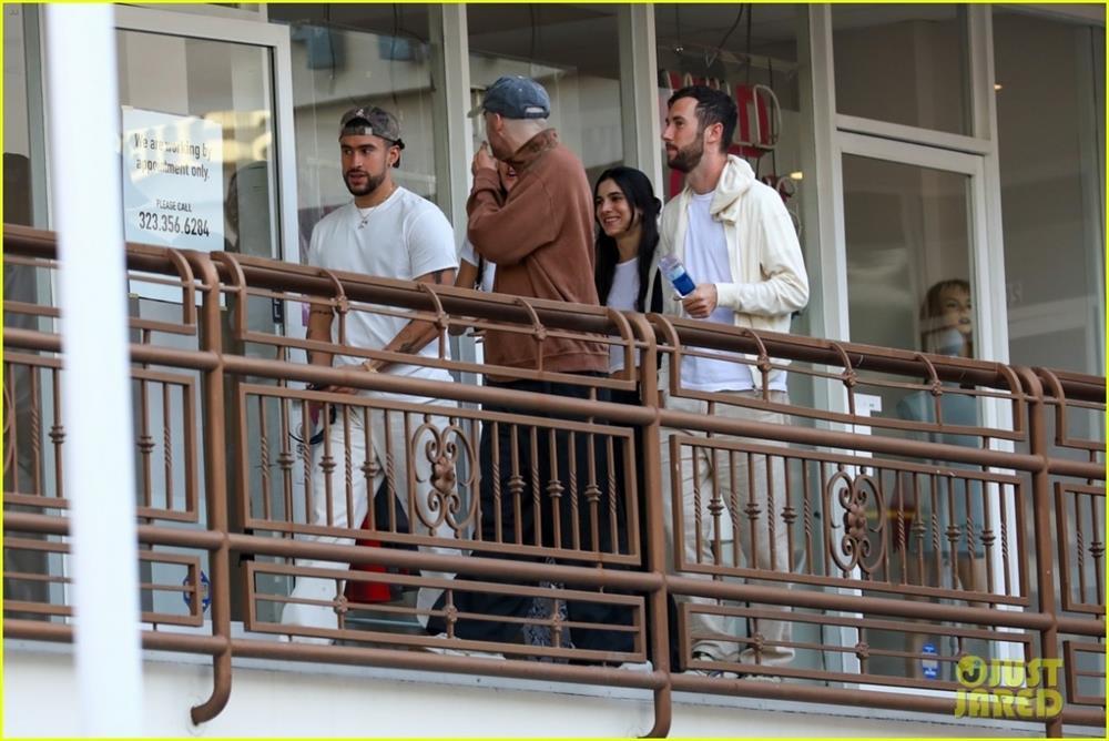 Kendall Jenner diện đầm hở lưng gợi cảm đi ăn tối cùng Gigi Hadid-7