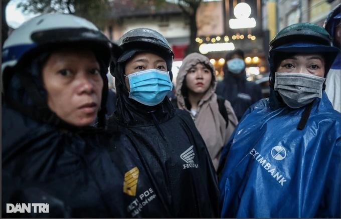 Cả nhà giám đốc 4 người đưa con đi thi, mặc tranh cãi không để con lớn-1