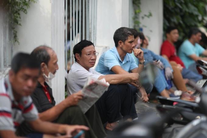 Cả nhà giám đốc 4 người đưa con đi thi, mặc tranh cãi không để con lớn-3