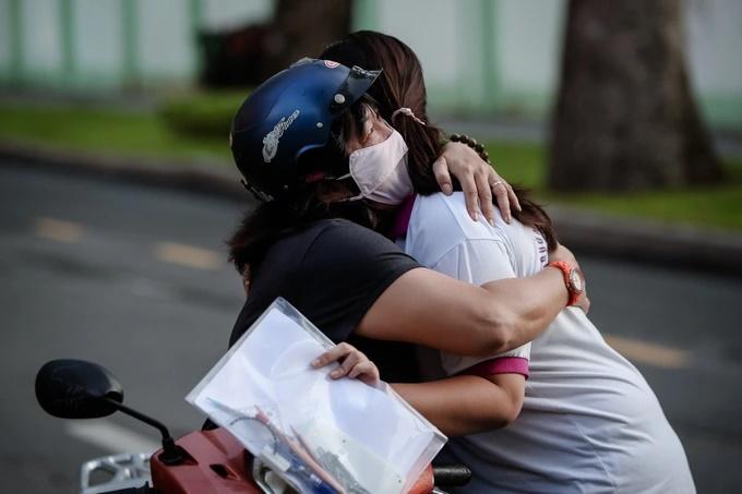 Cả nhà giám đốc 4 người đưa con đi thi, mặc tranh cãi không để con lớn-4