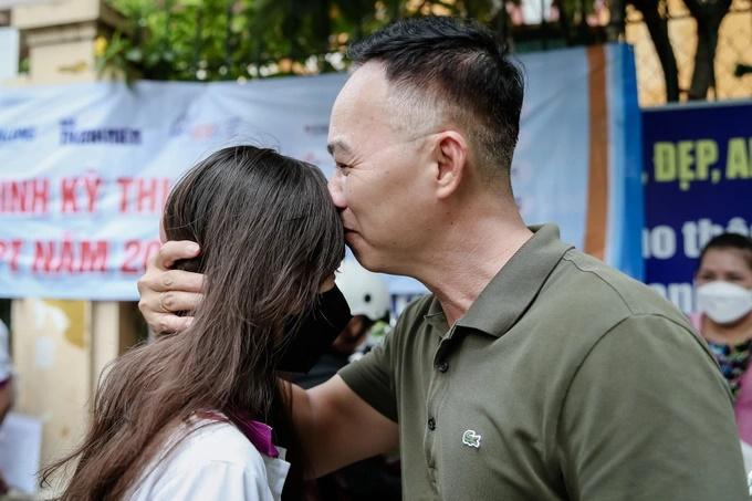 Cả nhà giám đốc 4 người đưa con đi thi, mặc tranh cãi không để con lớn-5