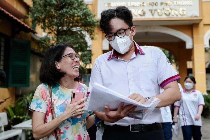 Cả nhà giám đốc 4 người đưa con đi thi, mặc tranh cãi không để con lớn-6