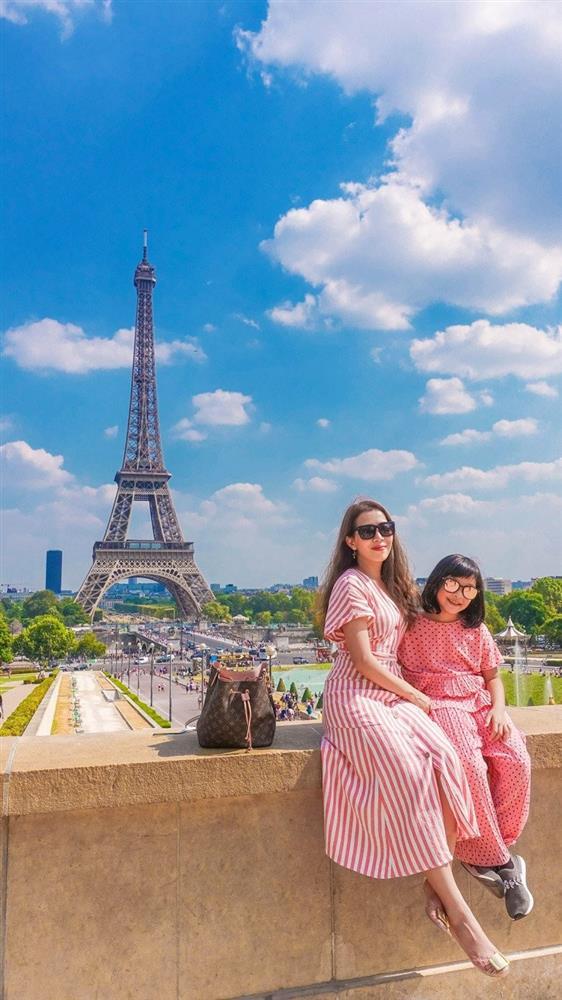 Cô bé sướng nhất VTV là đây, được mẹ BTV dẫn đi khắp thế gian từ khi còn bé tí-5