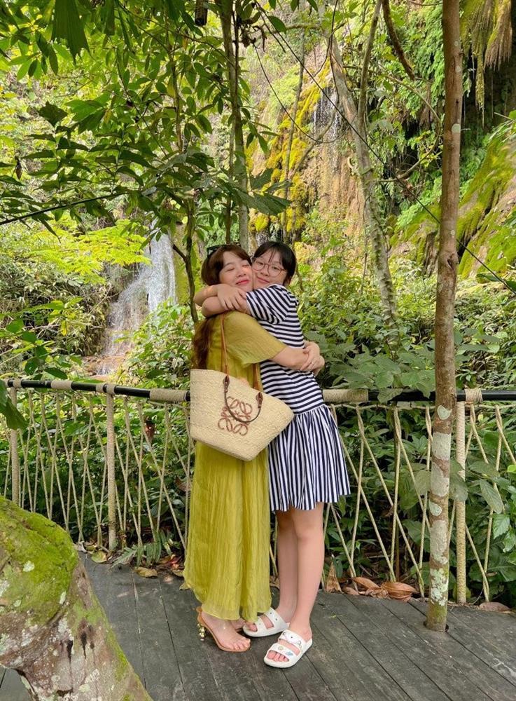 Cô bé sướng nhất VTV là đây, được mẹ BTV dẫn đi khắp thế gian từ khi còn bé tí-9