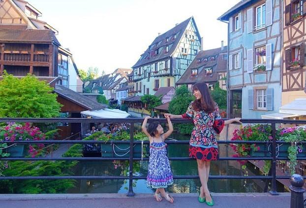 Cô bé sướng nhất VTV là đây, được mẹ BTV dẫn đi khắp thế gian từ khi còn bé tí-6