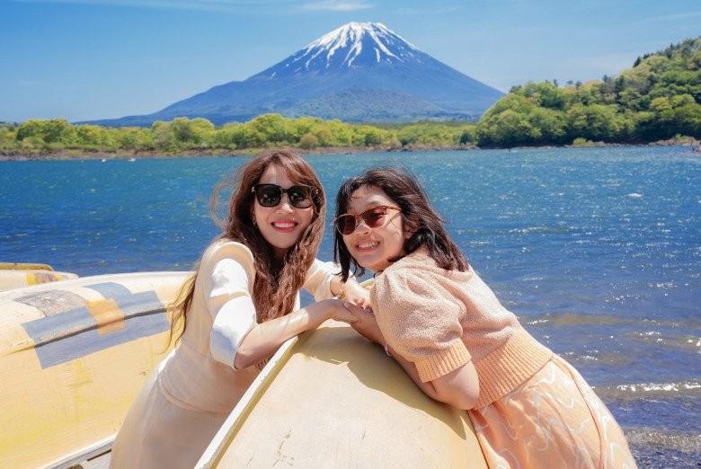 Cô bé sướng nhất VTV là đây, được mẹ BTV dẫn đi khắp thế gian từ khi còn bé tí-10