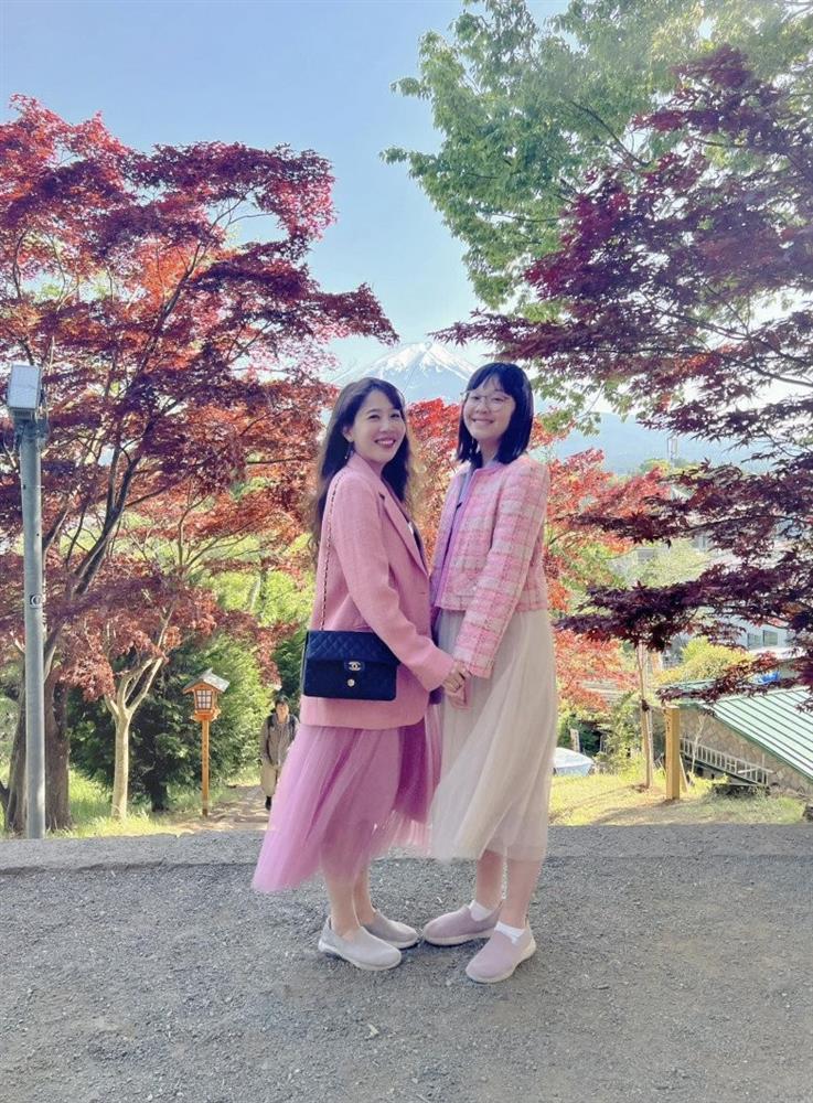 Cô bé sướng nhất VTV là đây, được mẹ BTV dẫn đi khắp thế gian từ khi còn bé tí-15