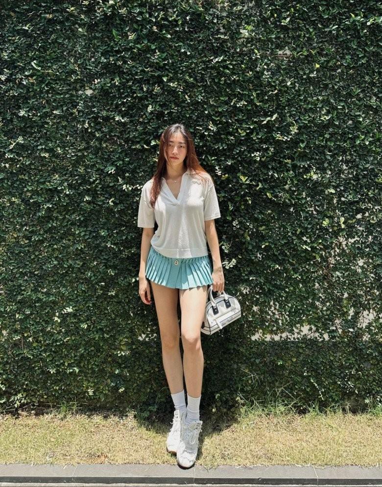 Chân dung cô tình nguyện viên tiếp sức mùa thi cao 1m79, chân dài, mặt xinh nổi đình đám-5