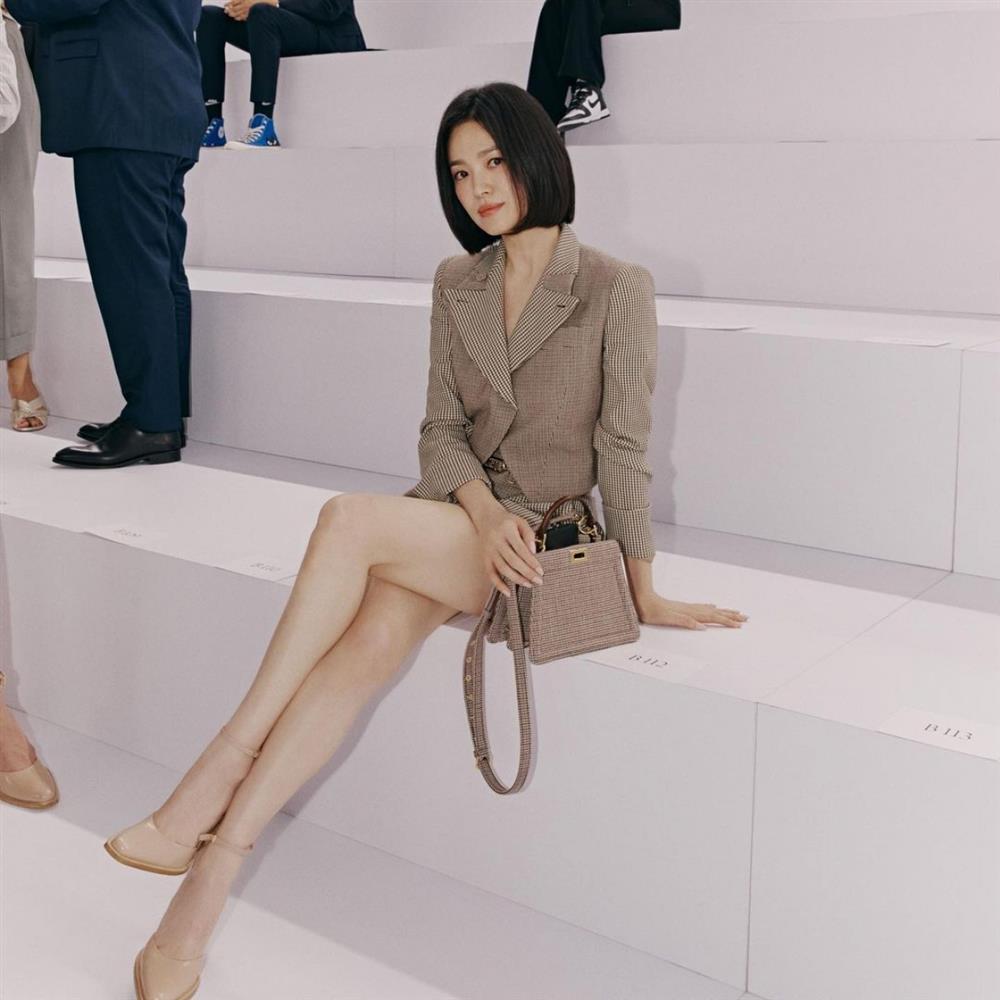 Học Song Hye Kyo cách mặc quần short sang trọng-3