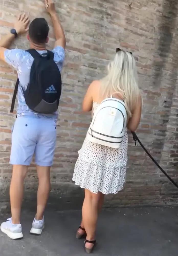 Khắc tên bạn gái lên đấu trường La Mã, du khách đối mặt án phạt 5 năm tù-1