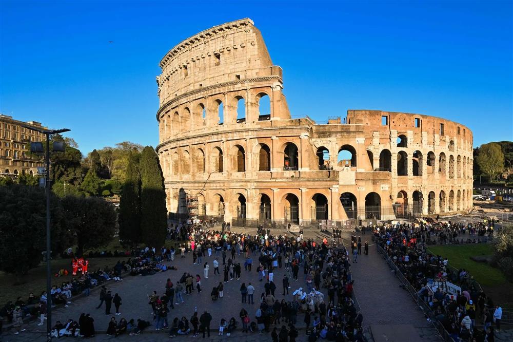 Khắc tên bạn gái lên đấu trường La Mã, du khách đối mặt án phạt 5 năm tù-2