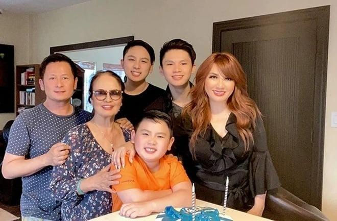 Mẹ Bằng Kiều nói gì khi con dâu cũ Trizzie Phương Trinh đưa 3 con về Việt Nam?-4