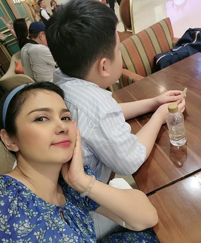 Giấu kín suốt 14 năm, người đẹp Tây đô Việt Trinh khiến fan giật mình vì con trai giờ già dặn-3