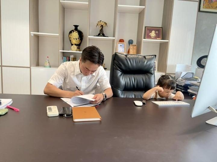 Làm bố 3 con, Cường Đô La bận rộn đến mức phải đưa ái nữ đến công ty-1