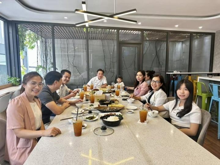 Làm bố 3 con, Cường Đô La bận rộn đến mức phải đưa ái nữ đến công ty-2