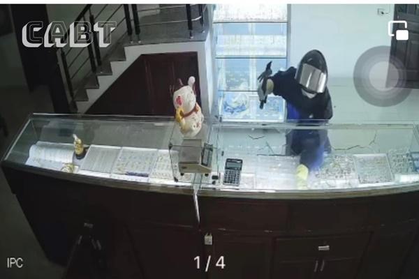 5 người trong gia đình rủ nhau đi cướp lúc nửa đêm-3