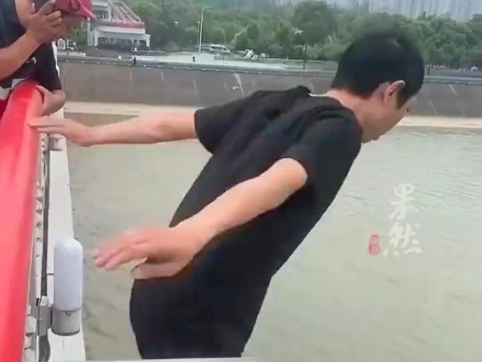 Chàng trai nhảy 12m xuống sông cứu người từ chối nhận tiền thưởng-1