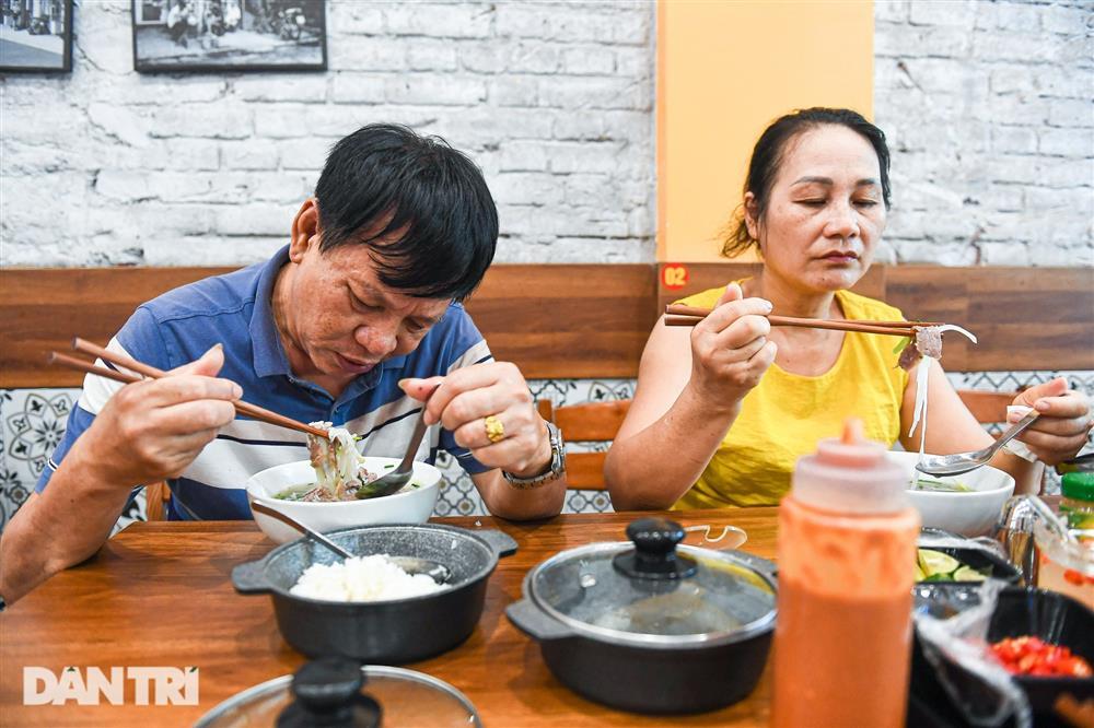 Quán phở bao cấp ở Hà Nội, tặng kèm cơm nguội khiến khách nhớ tuổi thơ-6
