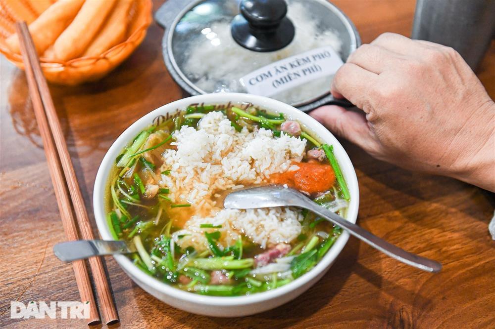 Quán phở bao cấp ở Hà Nội, tặng kèm cơm nguội khiến khách nhớ tuổi thơ-7