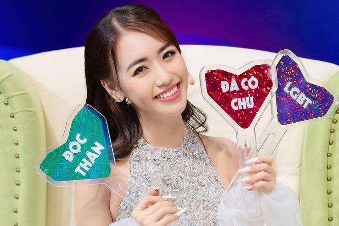 Hot girl 9X có cuộc sống sang chảnh, diện đồ ngày càng táo bạo-1