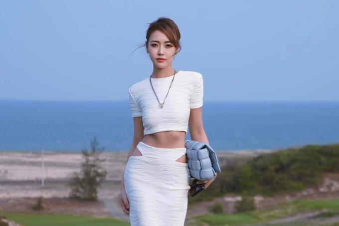 Hot girl 9X có cuộc sống sang chảnh, diện đồ ngày càng táo bạo-2