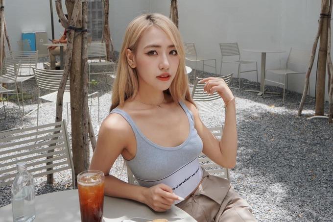 Hot girl 9X có cuộc sống sang chảnh, diện đồ ngày càng táo bạo-6