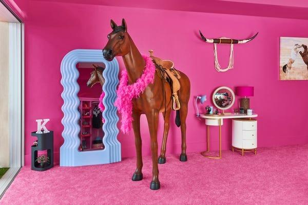 Nhà búp bê Barbie đời thực mở cửa cho du khách ở qua đêm-4