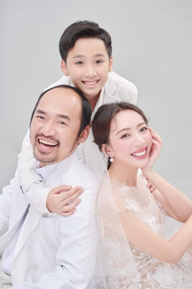 Vợ chồng Thu Trang - Tiến Luật chụp ảnh cưới cùng quý tử điển trai-5