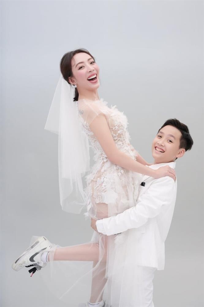 Vợ chồng Thu Trang - Tiến Luật chụp ảnh cưới cùng quý tử điển trai-6