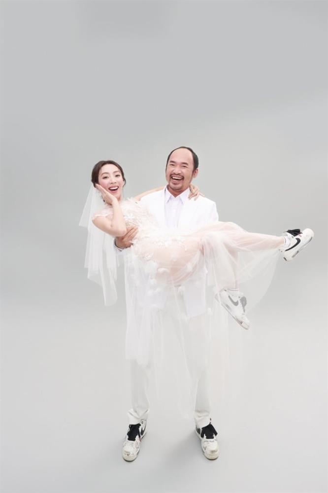 Vợ chồng Thu Trang - Tiến Luật chụp ảnh cưới cùng quý tử điển trai-8